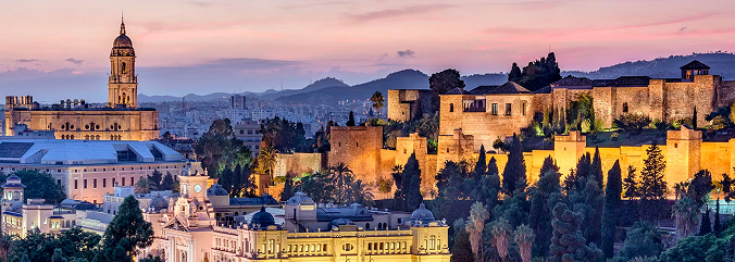 Vista panorámica de Málaga donde puede apreciarse la catedral a lo lejos y también el Castillo de Gibralfaro.